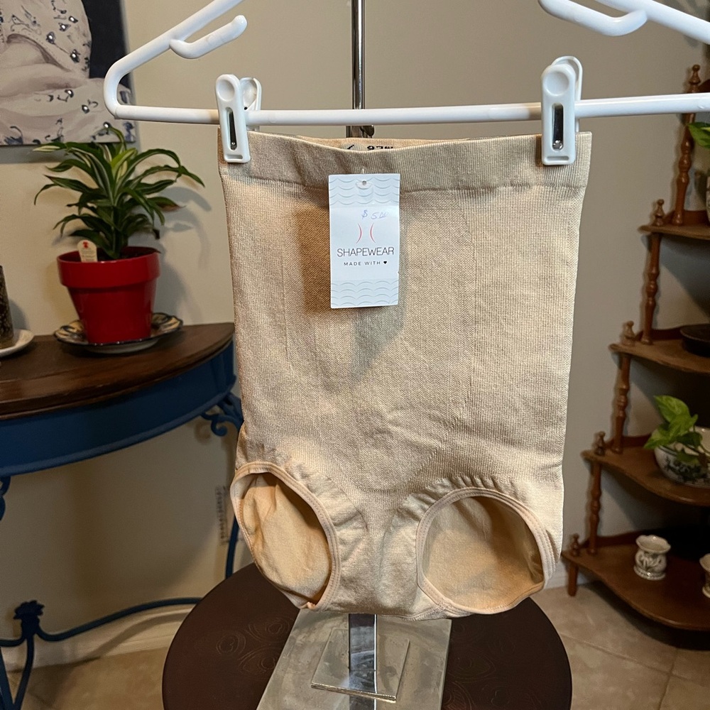 NWT Shapewear Shaping Panty M / L